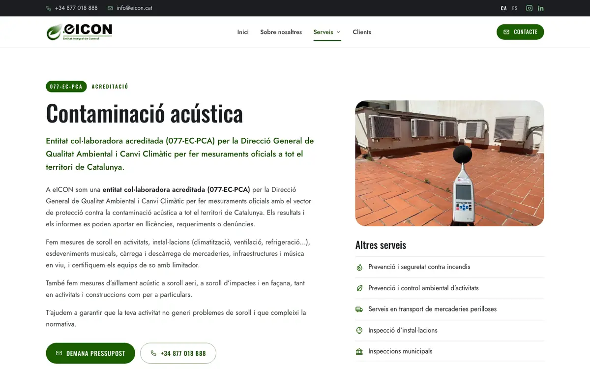 Fitxa de servei del web publicat, en un ordinador